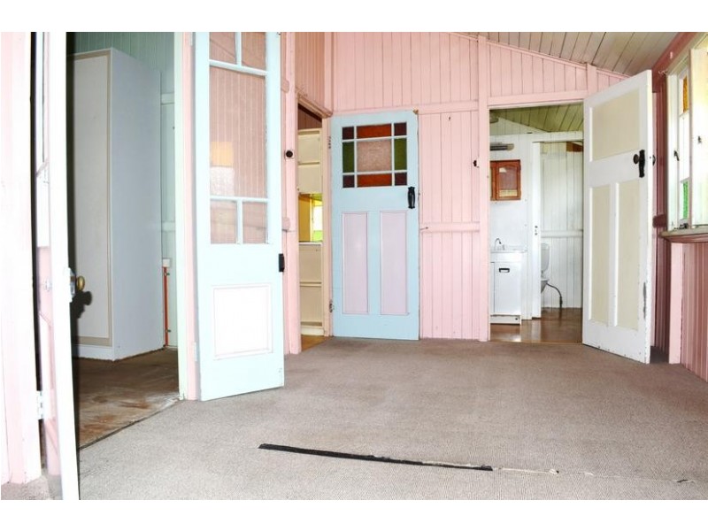 100 Blackstone Road, Silkstone QLD 4304