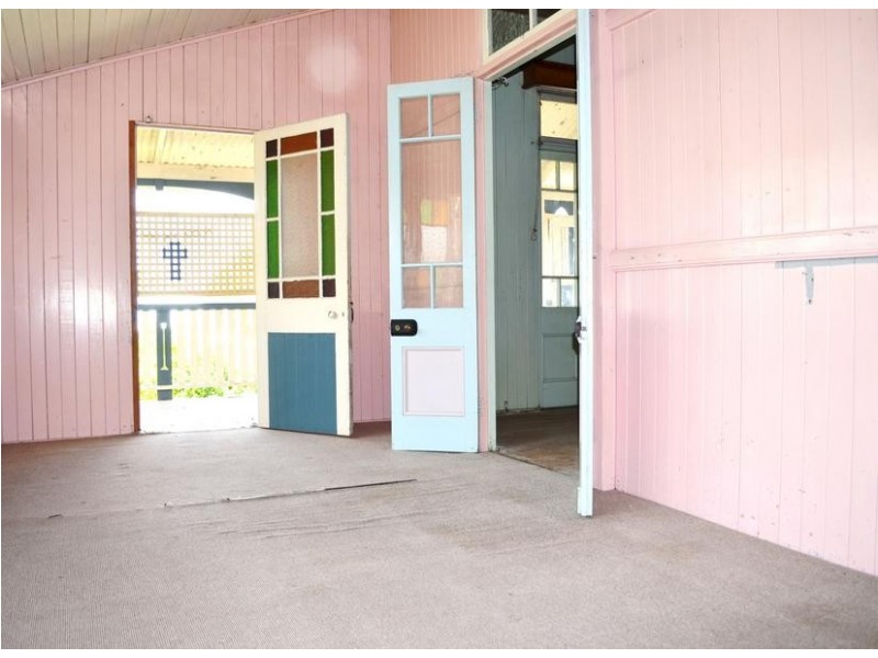 100 Blackstone Road, Silkstone QLD 4304