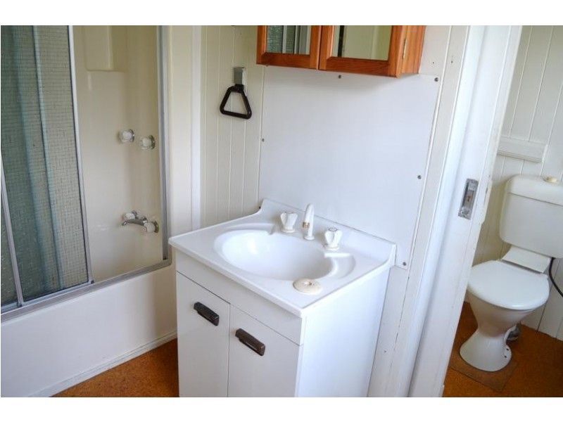 100 Blackstone Road, Silkstone QLD 4304