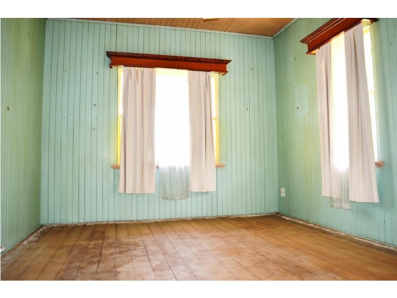 100 Blackstone Road, Silkstone QLD 4304