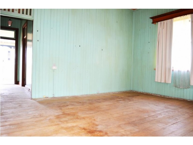 100 Blackstone Road, Silkstone QLD 4304