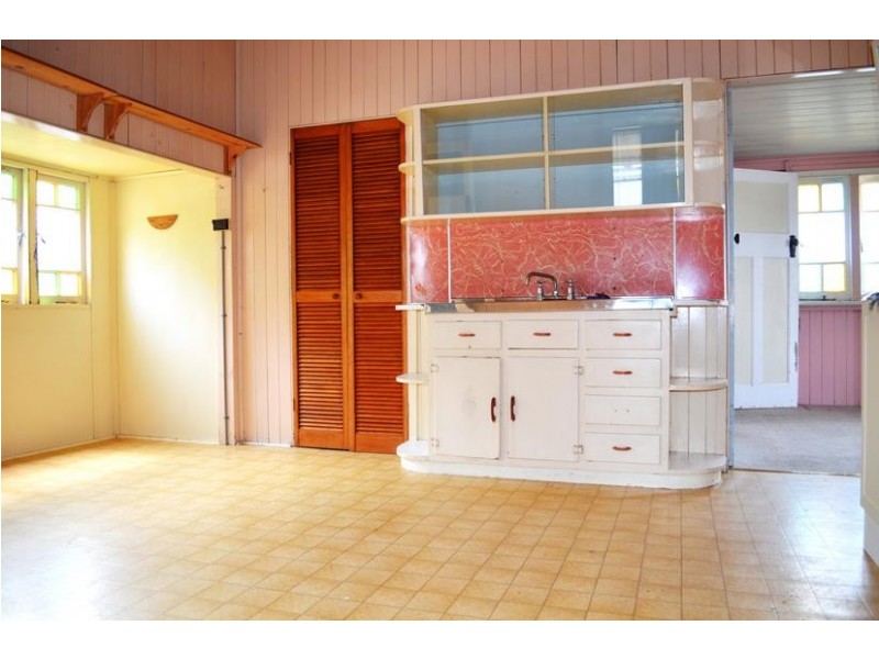 100 Blackstone Road, Silkstone QLD 4304