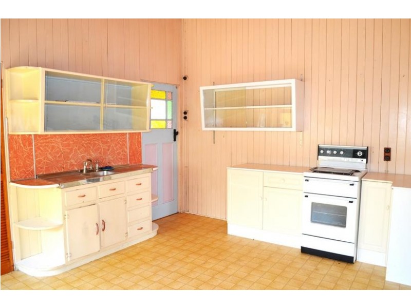 100 Blackstone Road, Silkstone QLD 4304