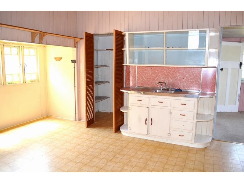 100 Blackstone Road, Silkstone QLD 4304