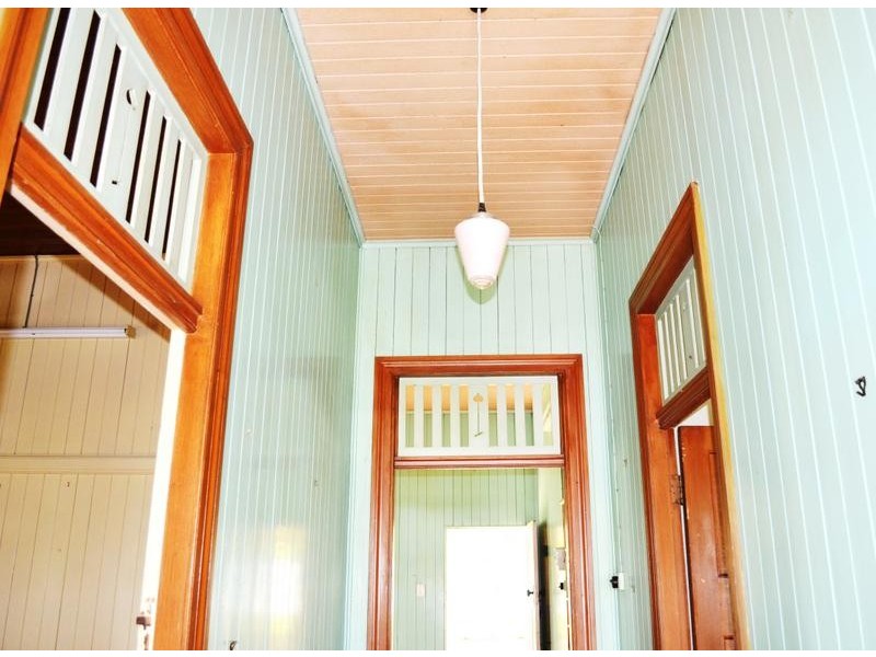 100 Blackstone Road, Silkstone QLD 4304