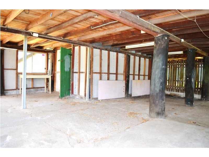 100 Blackstone Road, Silkstone QLD 4304