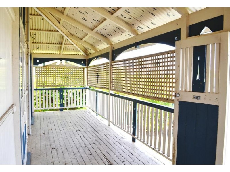 100 Blackstone Road, Silkstone QLD 4304