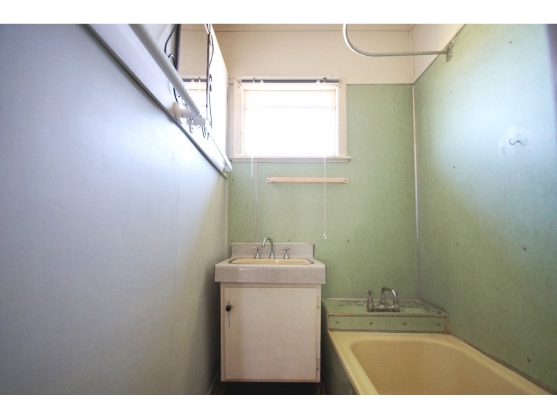 9 Edgar Street, Eastern Heights QLD 4305