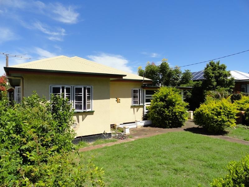 3 Robertson Rd, Eastern Heights QLD 4305