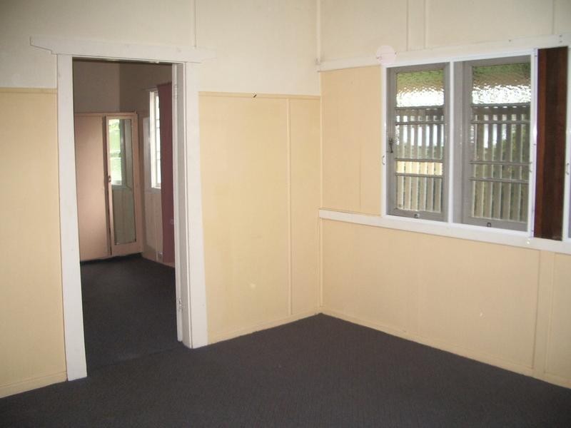 3 Robertson Rd, Eastern Heights QLD 4305