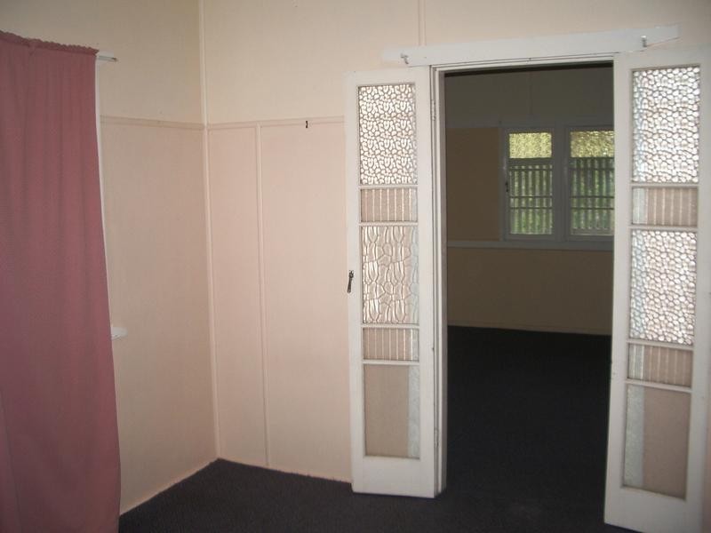 3 Robertson Rd, Eastern Heights QLD 4305