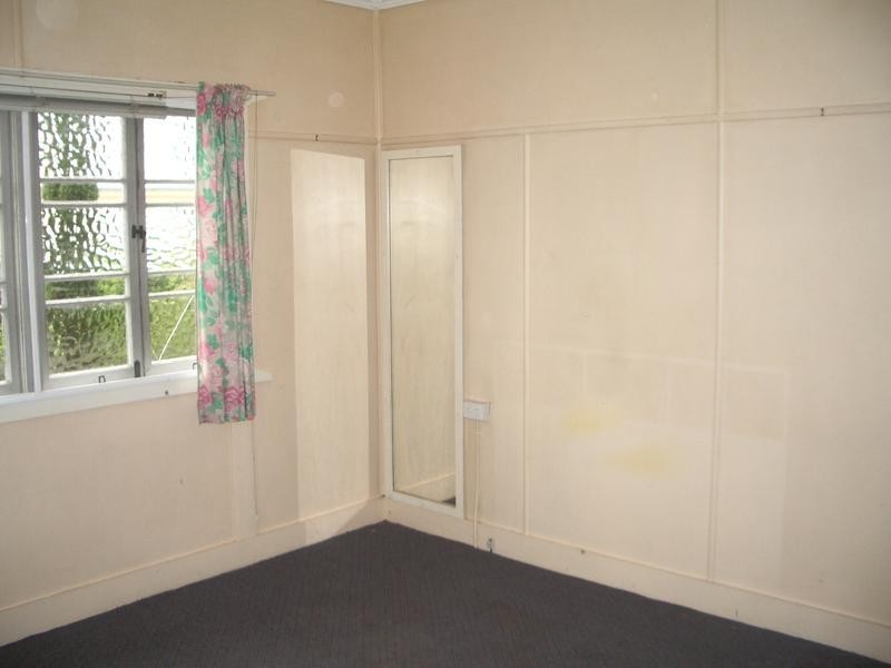 3 Robertson Rd, Eastern Heights QLD 4305