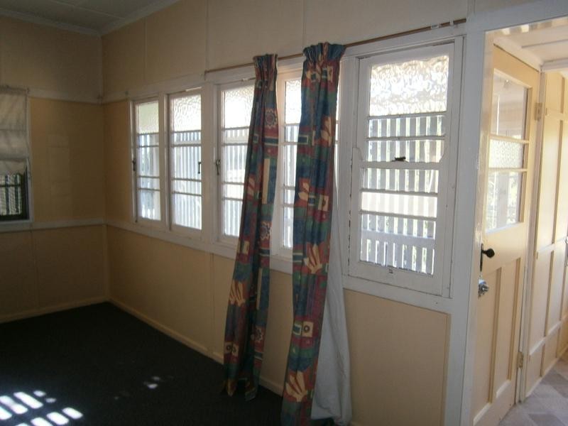 3 Robertson Rd, Eastern Heights QLD 4305