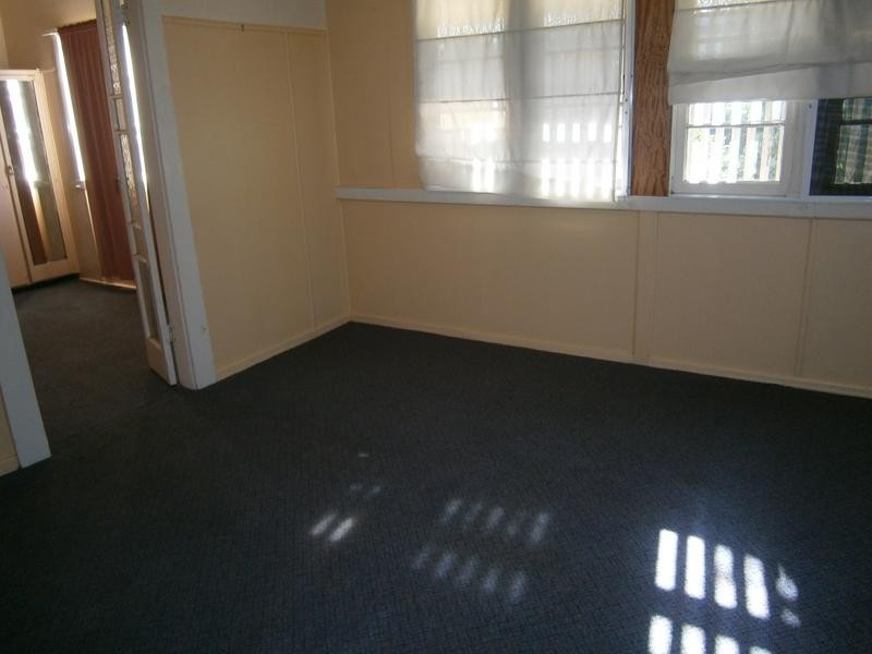 3 Robertson Rd, Eastern Heights QLD 4305