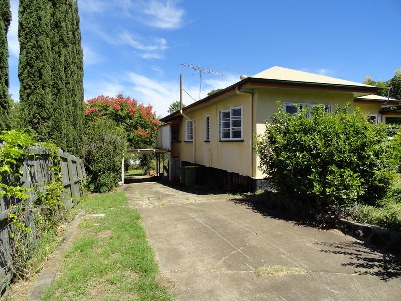 3 Robertson Rd, Eastern Heights QLD 4305