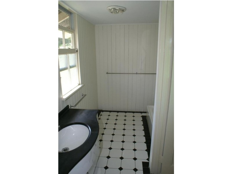 11 Milford Street, Ipswich QLD 4305