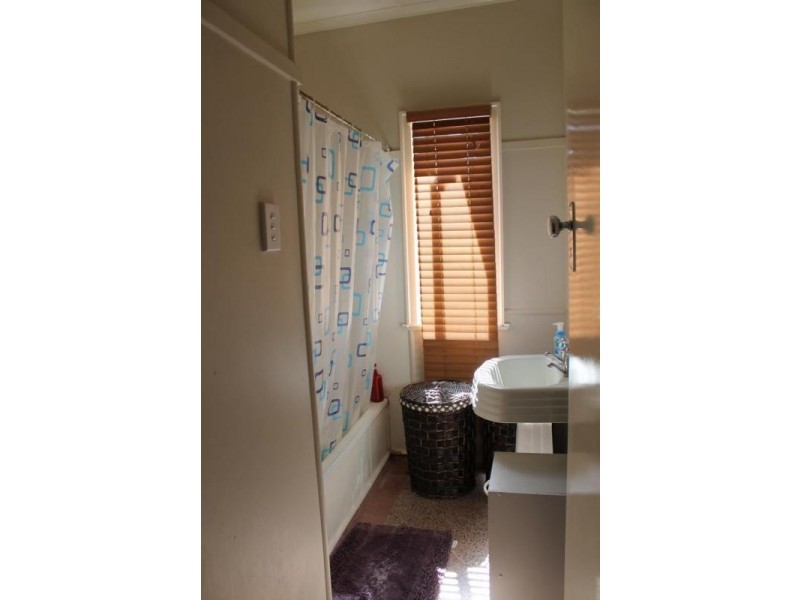 20A Macquarie Street, Silkstone QLD 4304