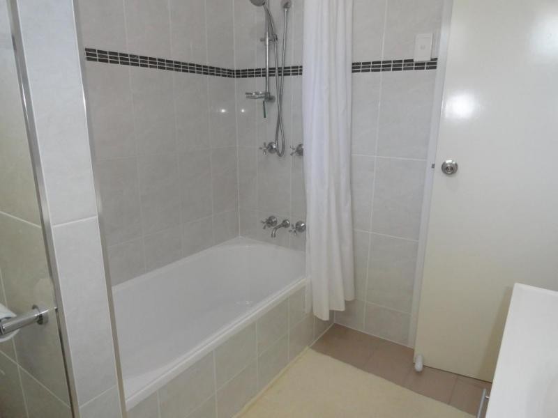 10 Gledson, North Booval QLD 4304