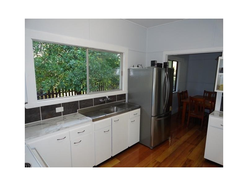 8 Vale Street, Bundamba QLD 4304