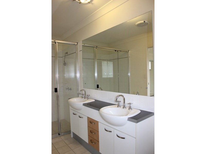 74 Greenway Circuit, Mount Ommaney QLD 4074