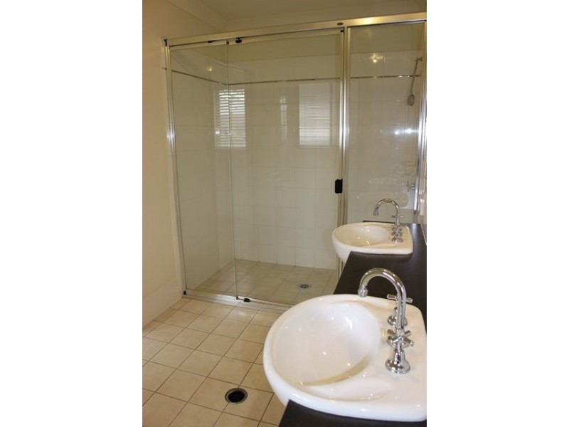 74 Greenway Circuit, Mount Ommaney QLD 4074