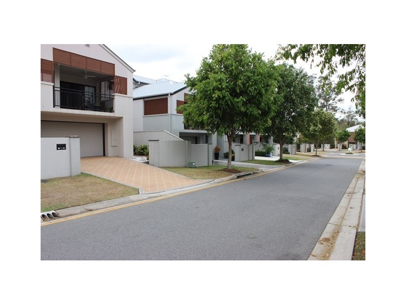 74 Greenway Circuit, Mount Ommaney QLD 4074