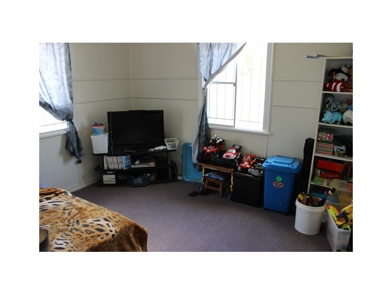 27 Briggs Road, Ipswich QLD 4305