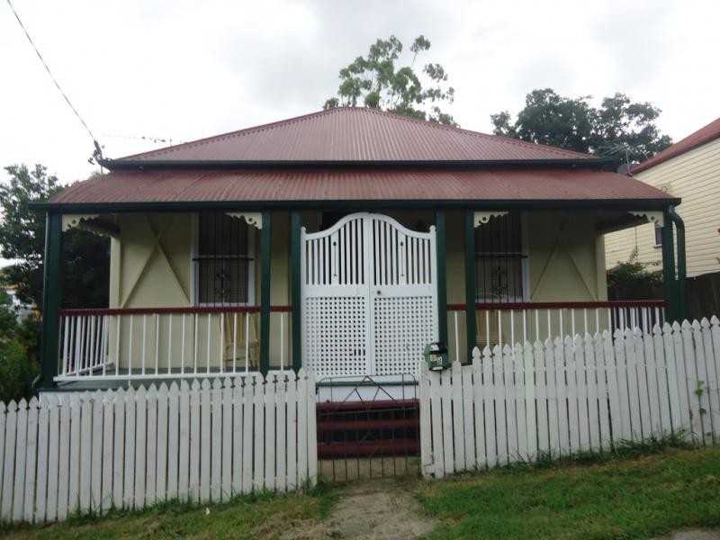 8 Darling Street East, Ipswich QLD 4305