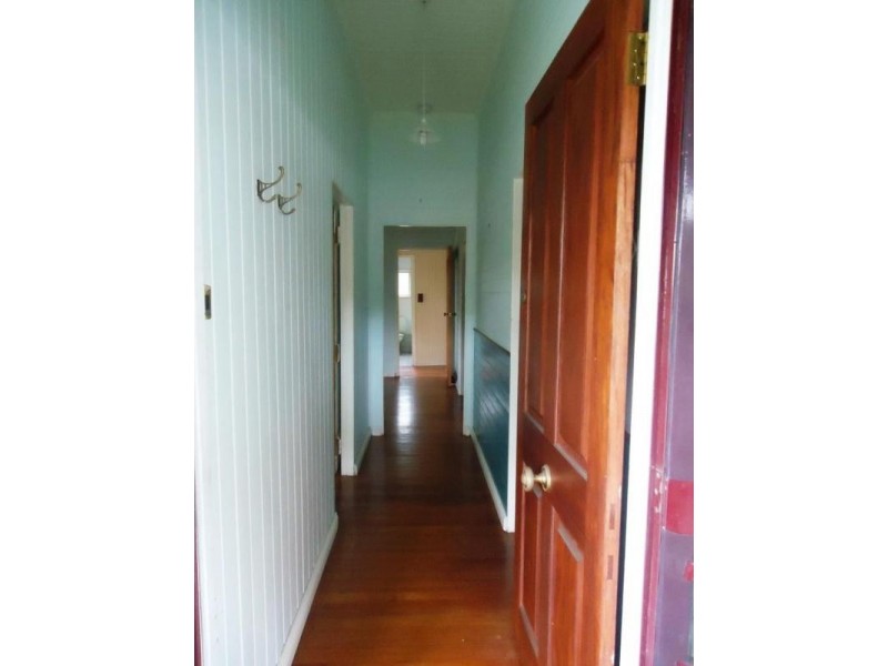 8 Darling Street East, Ipswich QLD 4305