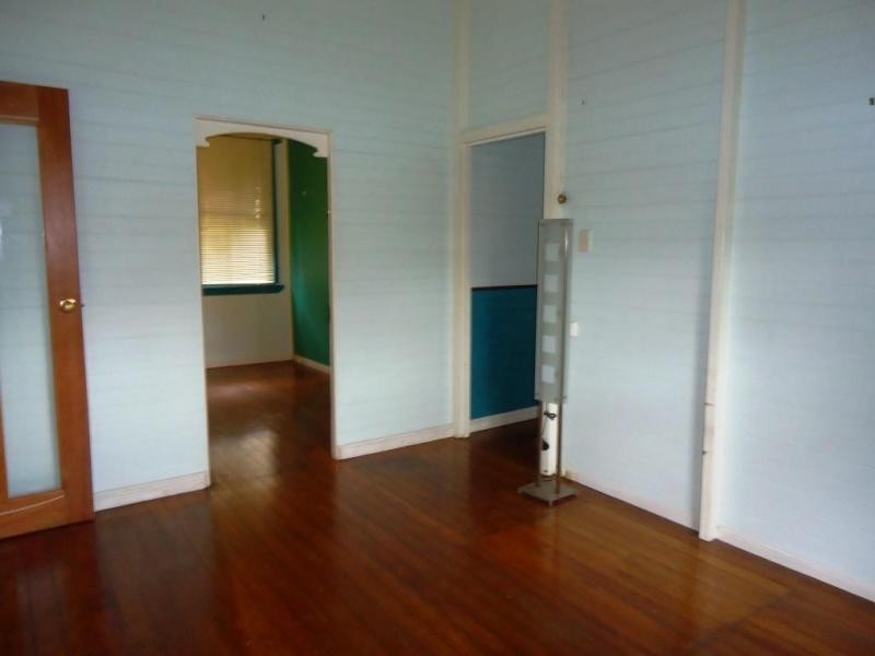 8 Darling Street East, Ipswich QLD 4305