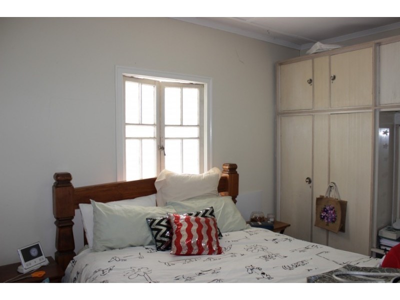 5 Gledson Street, North Booval QLD 4304
