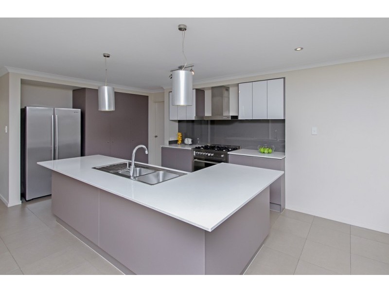 10 Merlot Place, Pine Mountain QLD 4306