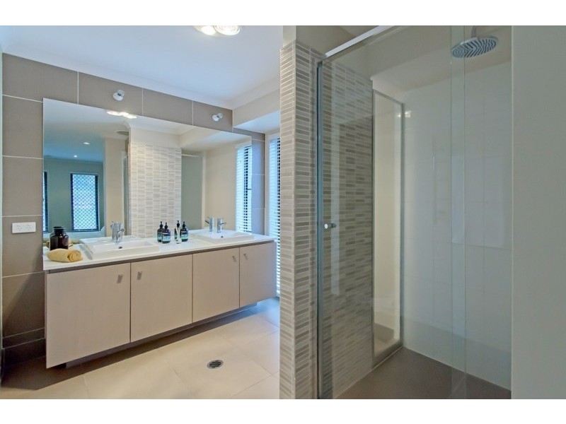 10 Merlot Place, Pine Mountain QLD 4306