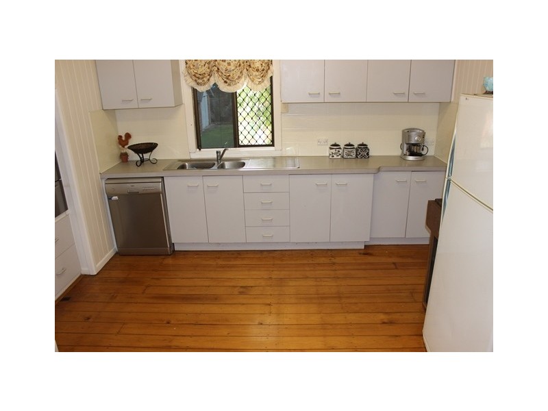 20 Easton Street, Silkstone QLD 4304