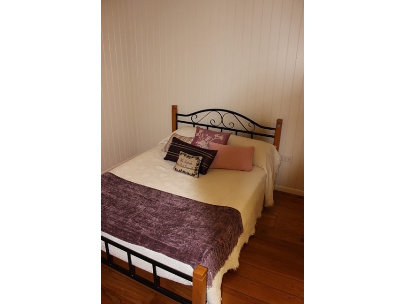 20 Easton Street, Silkstone QLD 4304