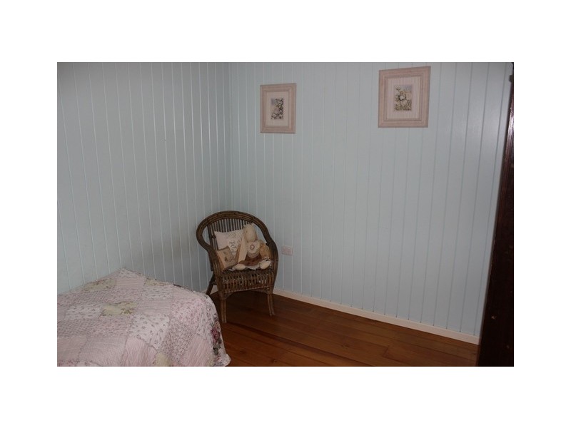 20 Easton Street, Silkstone QLD 4304