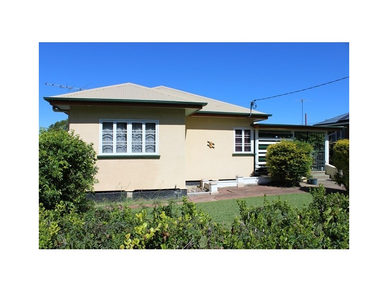 3 Robertson Road, Eastern Heights QLD 4305