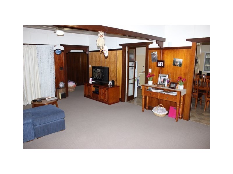 3 Robertson Road, Eastern Heights QLD 4305