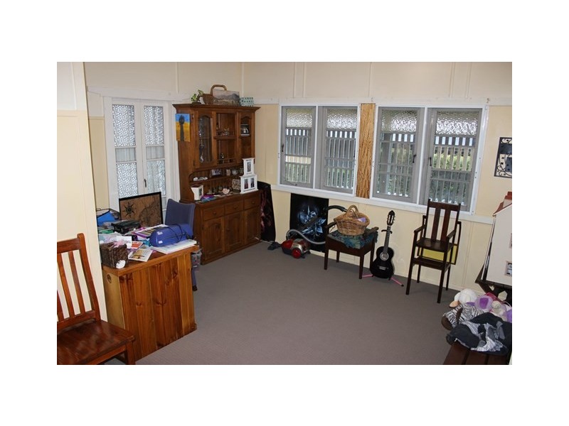 3 Robertson Road, Eastern Heights QLD 4305