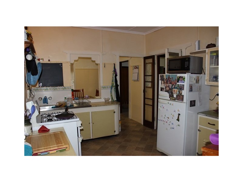 3 Robertson Road, Eastern Heights QLD 4305