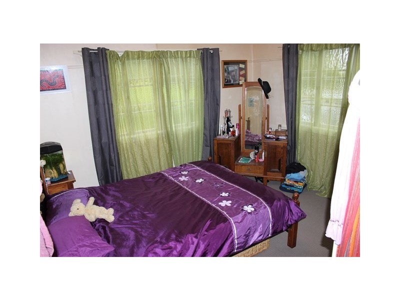 3 Robertson Road, Eastern Heights QLD 4305