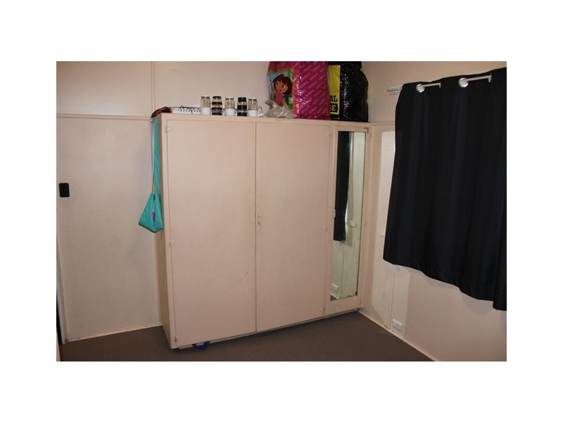 3 Robertson Road, Eastern Heights QLD 4305