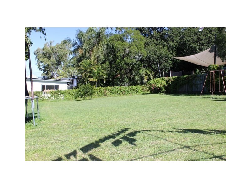 3 Robertson Road, Eastern Heights QLD 4305