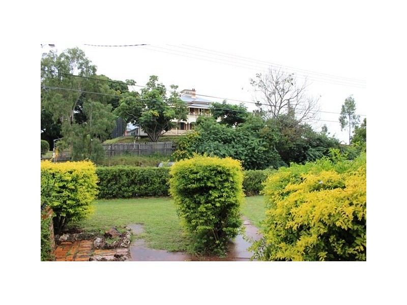 3 Robertson Road, Eastern Heights QLD 4305