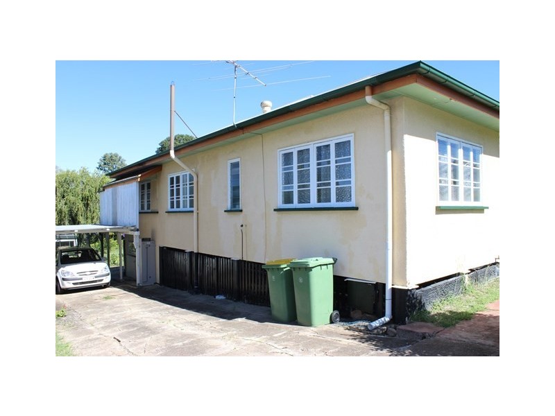 3 Robertson Road, Eastern Heights QLD 4305