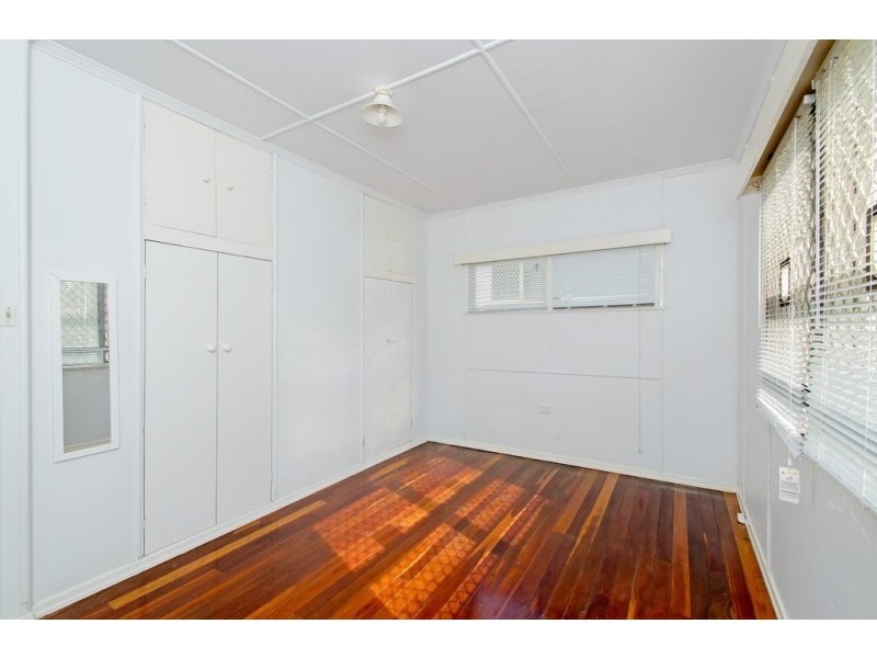 7 Selwyn Street, North Booval QLD 4304