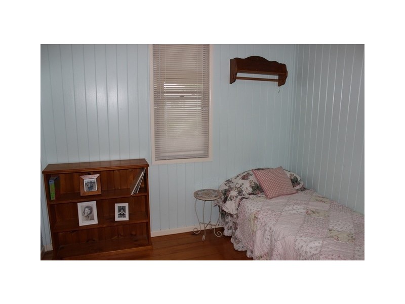 20 Easton Street, Silkstone QLD 4304