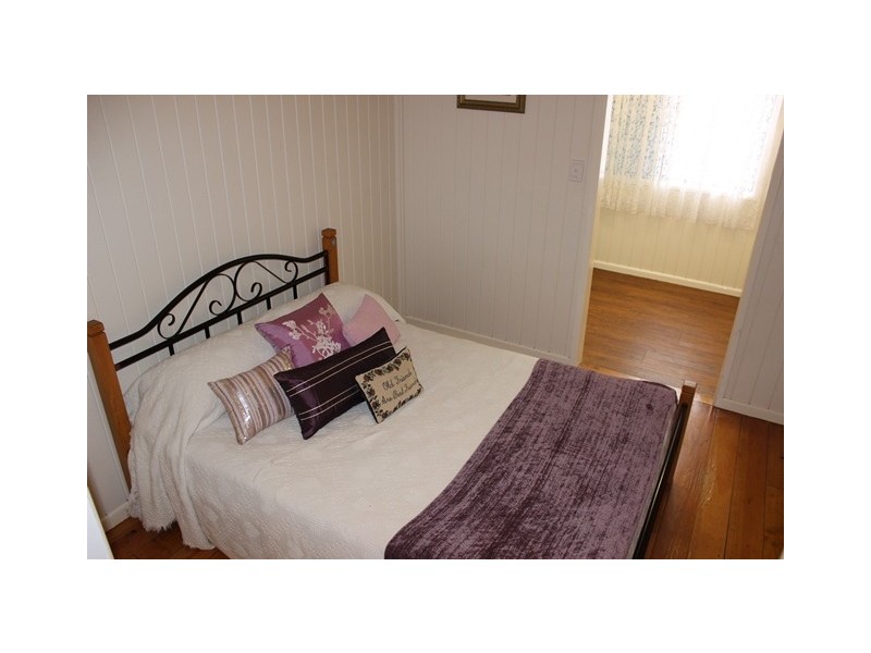 20 Easton Street, Silkstone QLD 4304
