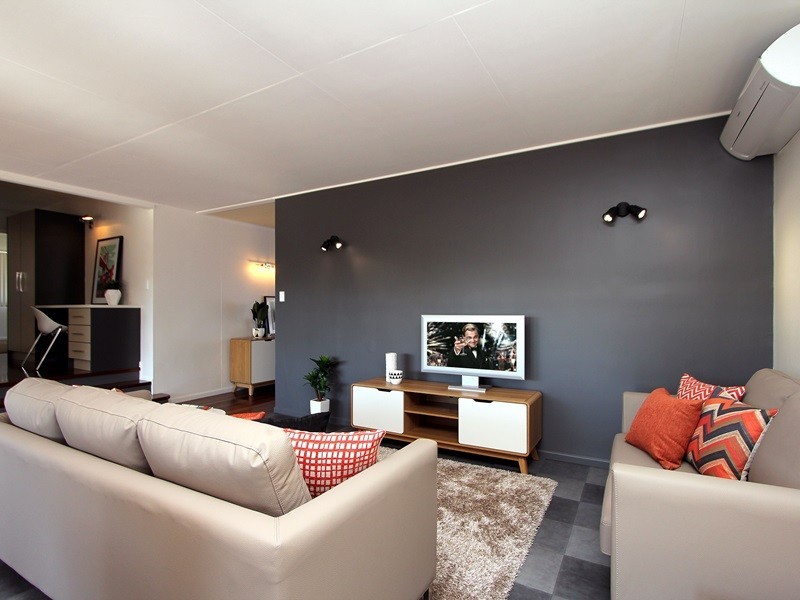 10 Blackstone Road, Newtown QLD 4305