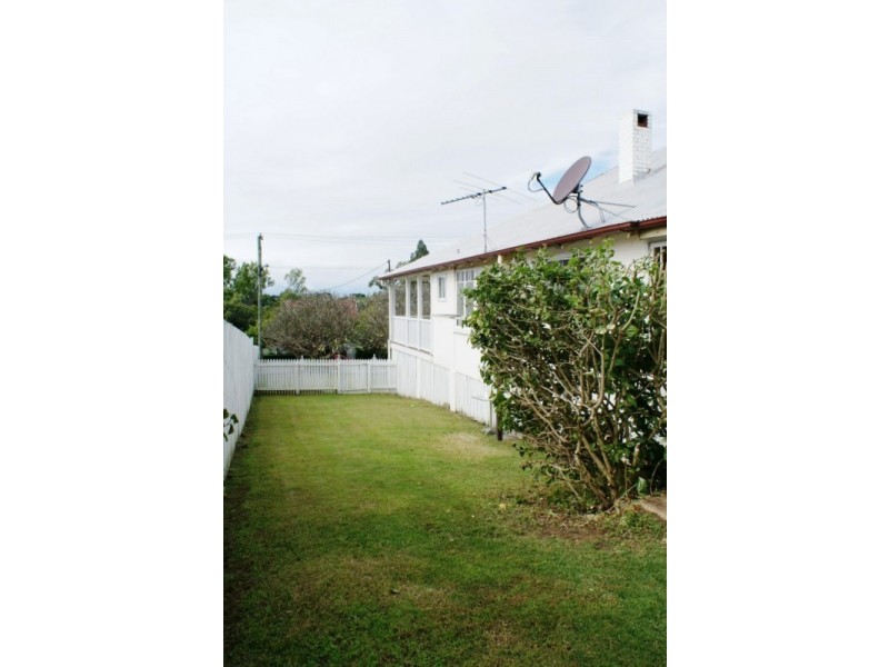 7 Whitehill Road, Newtown QLD 4305